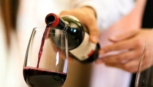 Plato de cocina casera para acompañar con vinos