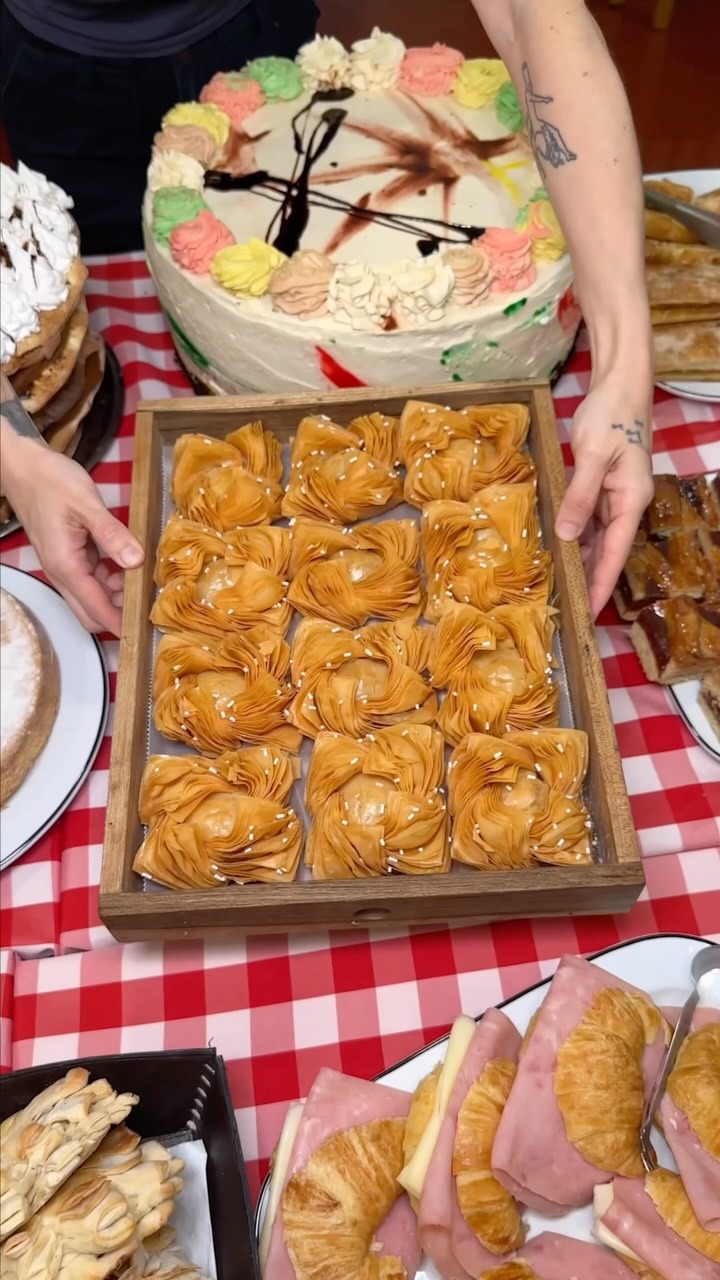 Mesa dulce con torta, masas y croissants para compartir