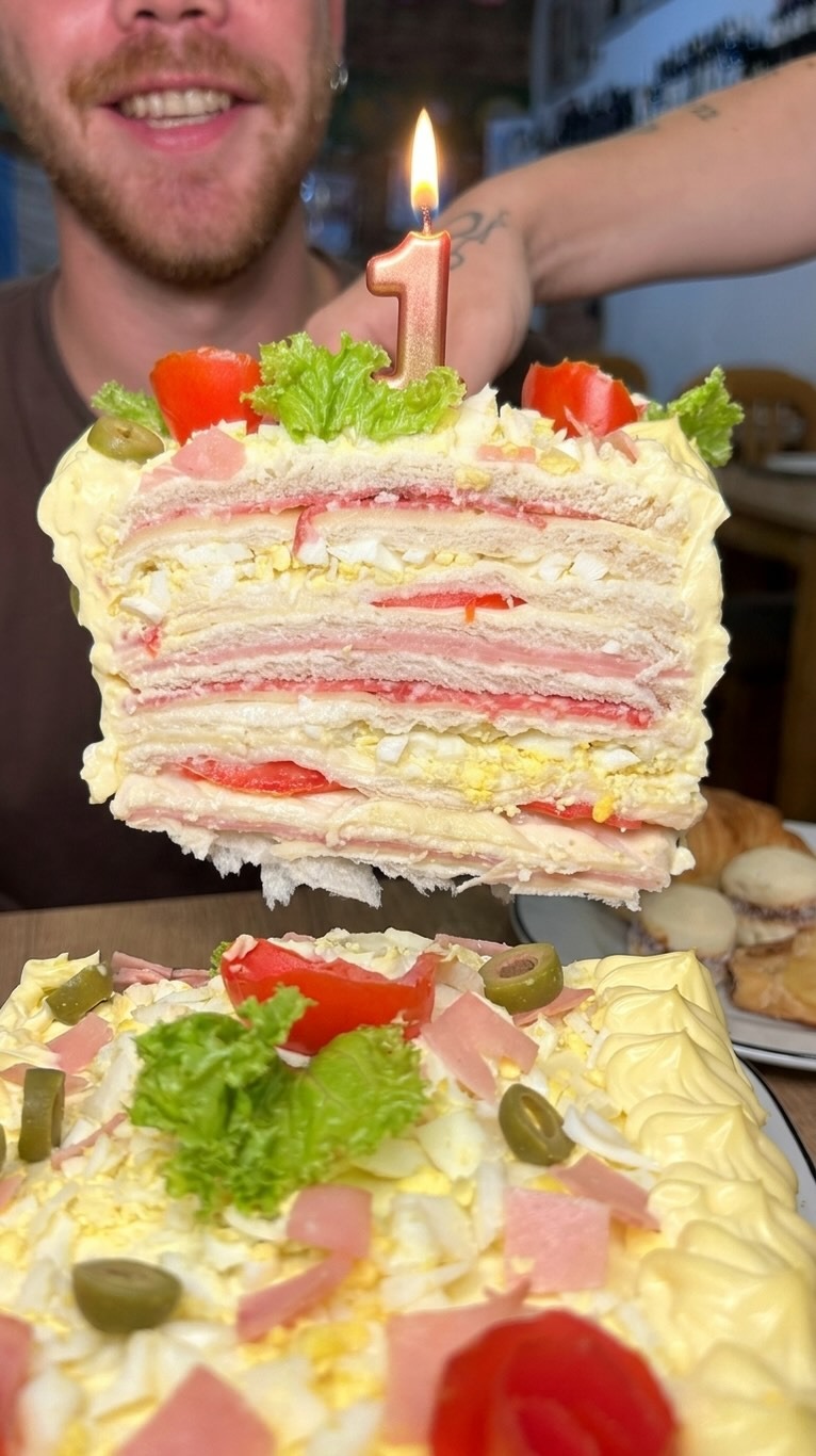 Torre de sándwich de miga con varias capas y rellenos