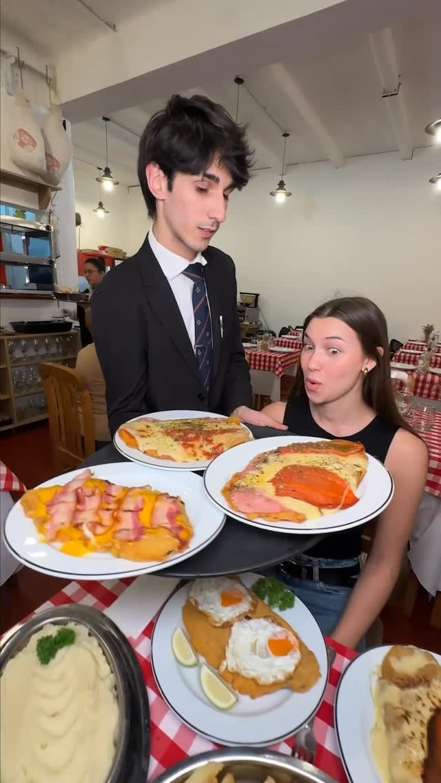 Variedad de milanesas y platos abundantes servidos en el salón