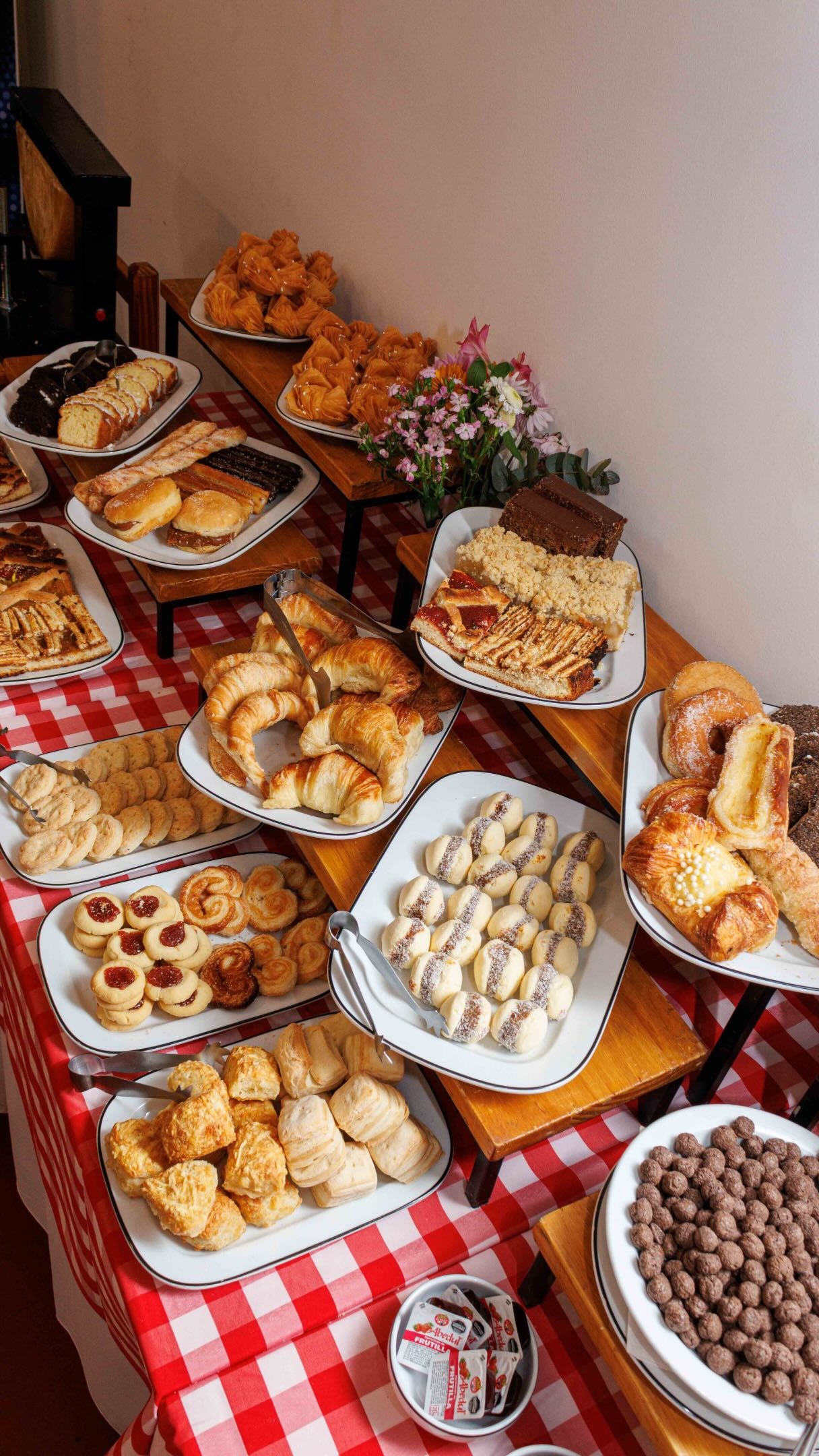 Mesa de pastelería y productos de cafetería de El Bodegón de Benito